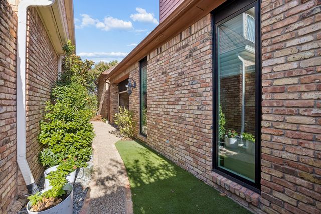 7233 Helsem Bend, Dallas, TX 75230