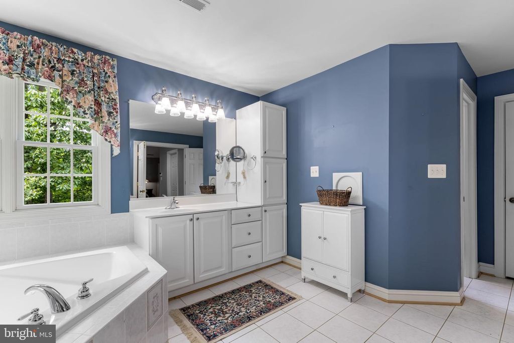 Image 43 of property listing at 712 LYTHE HILL CT, Westminster, MD 21158