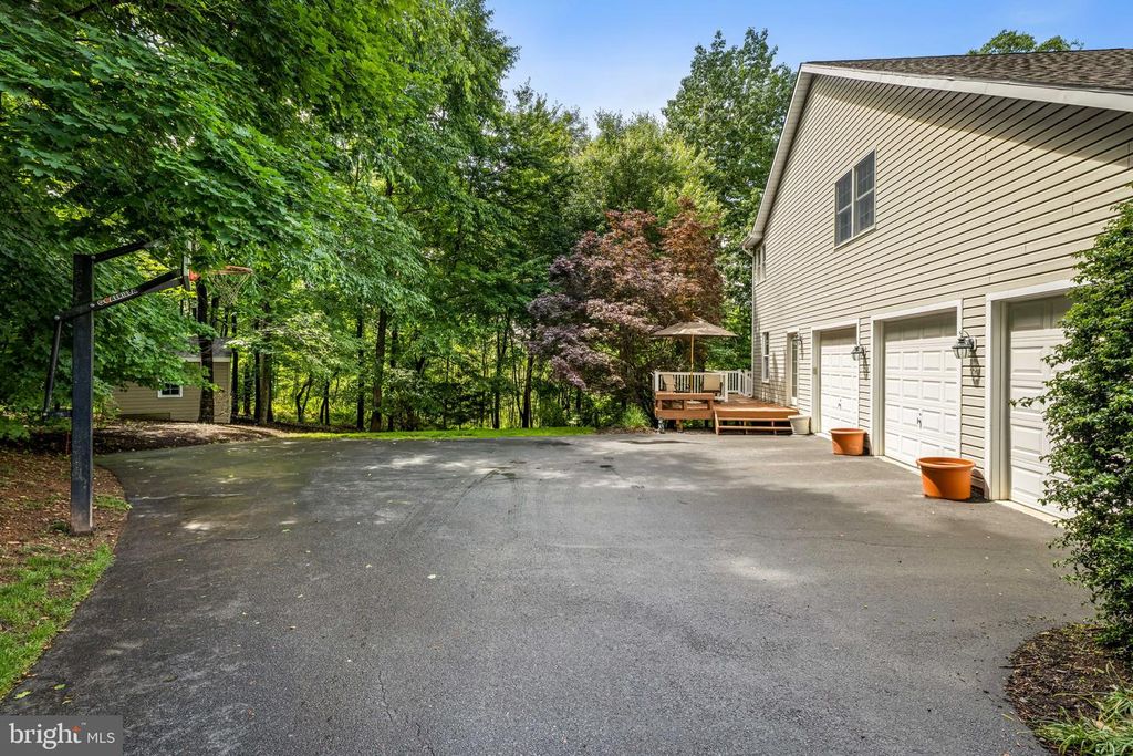 Image 6 of property listing at 712 LYTHE HILL CT, Westminster, MD 21158