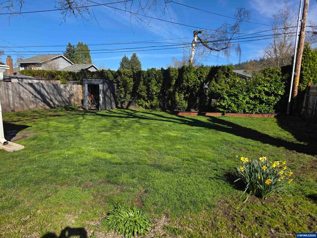 1585 Park Dr, Lebanon, OR 97355