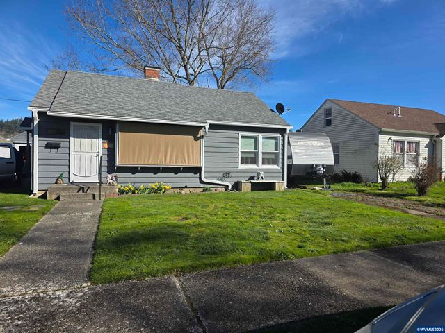 1585 Park Dr, Lebanon, OR 97355