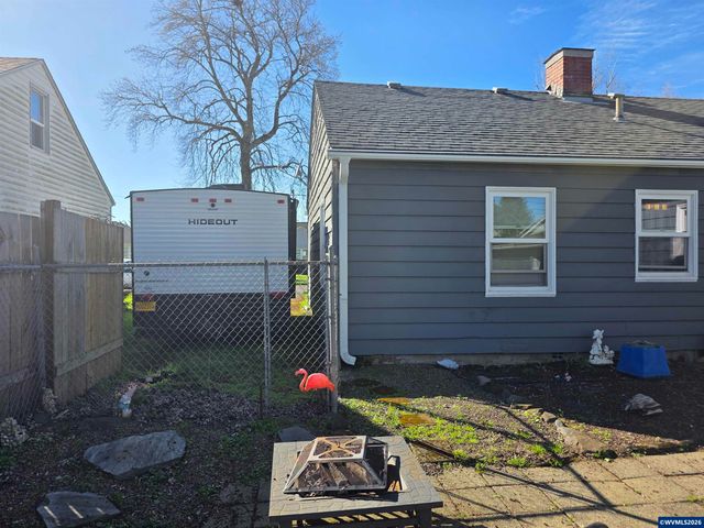 1585 Park Dr, Lebanon, OR 97355