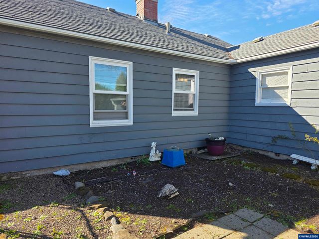 1585 Park Dr, Lebanon, OR 97355