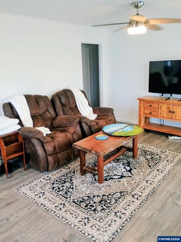 1585 Park Dr, Lebanon, OR 97355