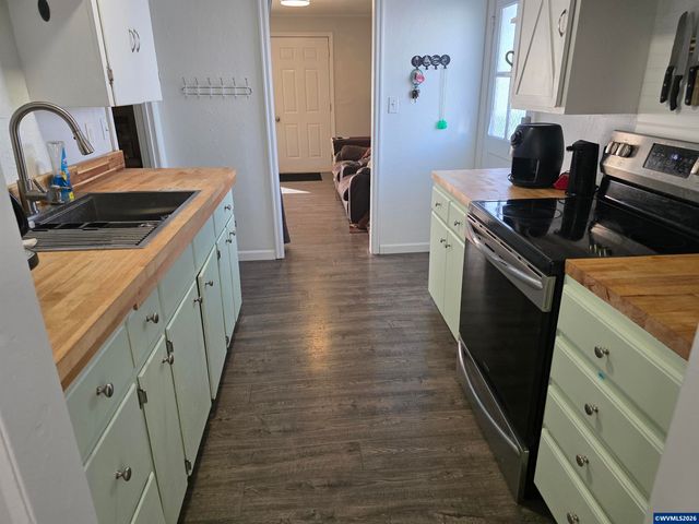 1585 Park Dr, Lebanon, OR 97355