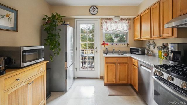 100 E Sunnyside Lane, Irvington, NY 10533