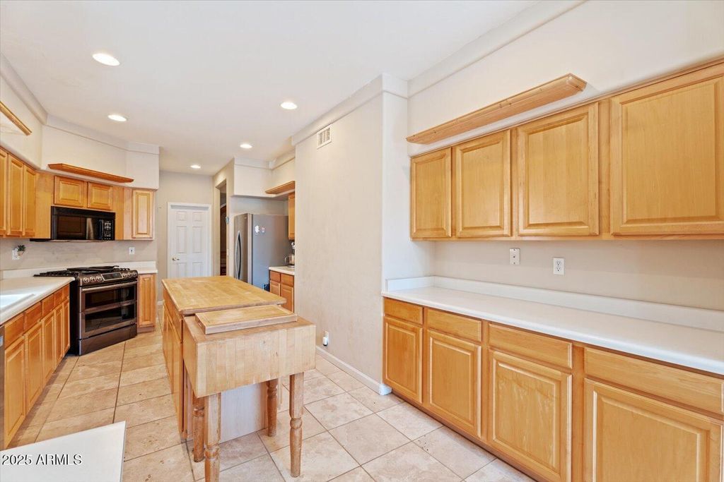 Image 10 of property listing at 6002 N 5TH Place, Phoenix, AZ 85012