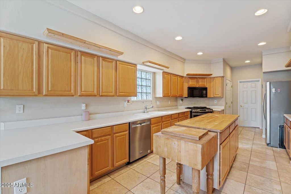 Image 11 of property listing at 6002 N 5TH Place, Phoenix, AZ 85012