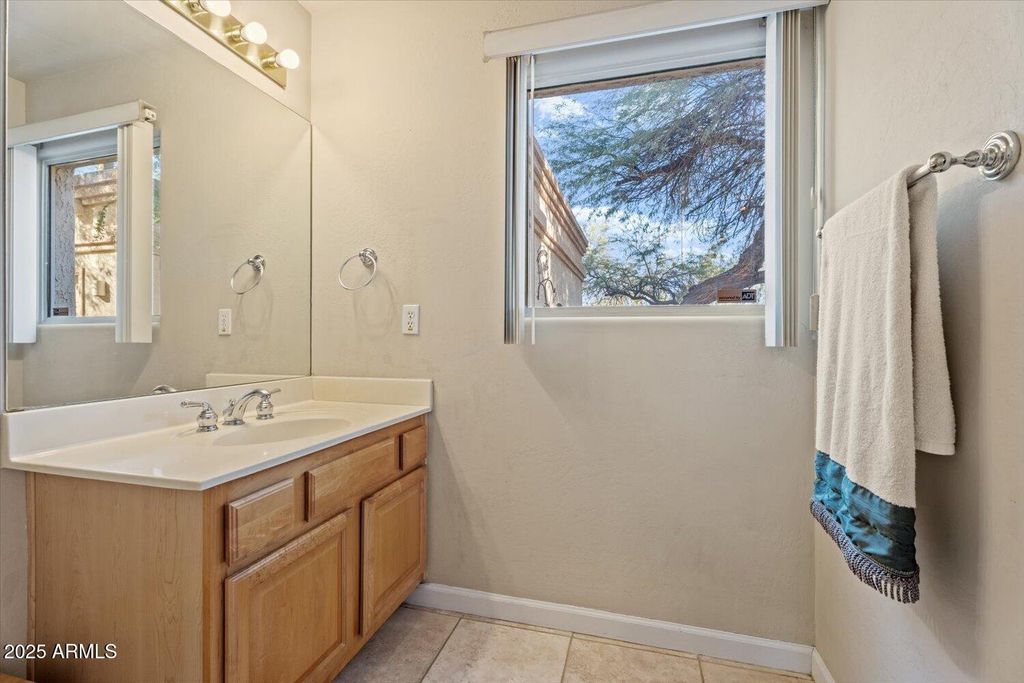 Image 12 of property listing at 6002 N 5TH Place, Phoenix, AZ 85012