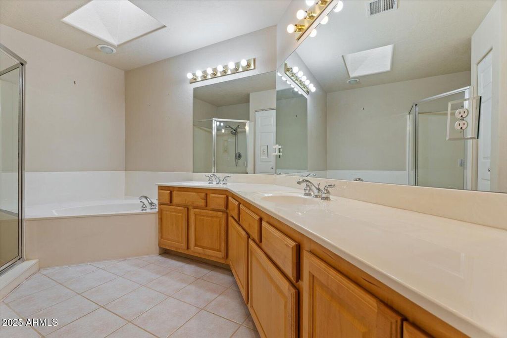 Image 17 of property listing at 6002 N 5TH Place, Phoenix, AZ 85012