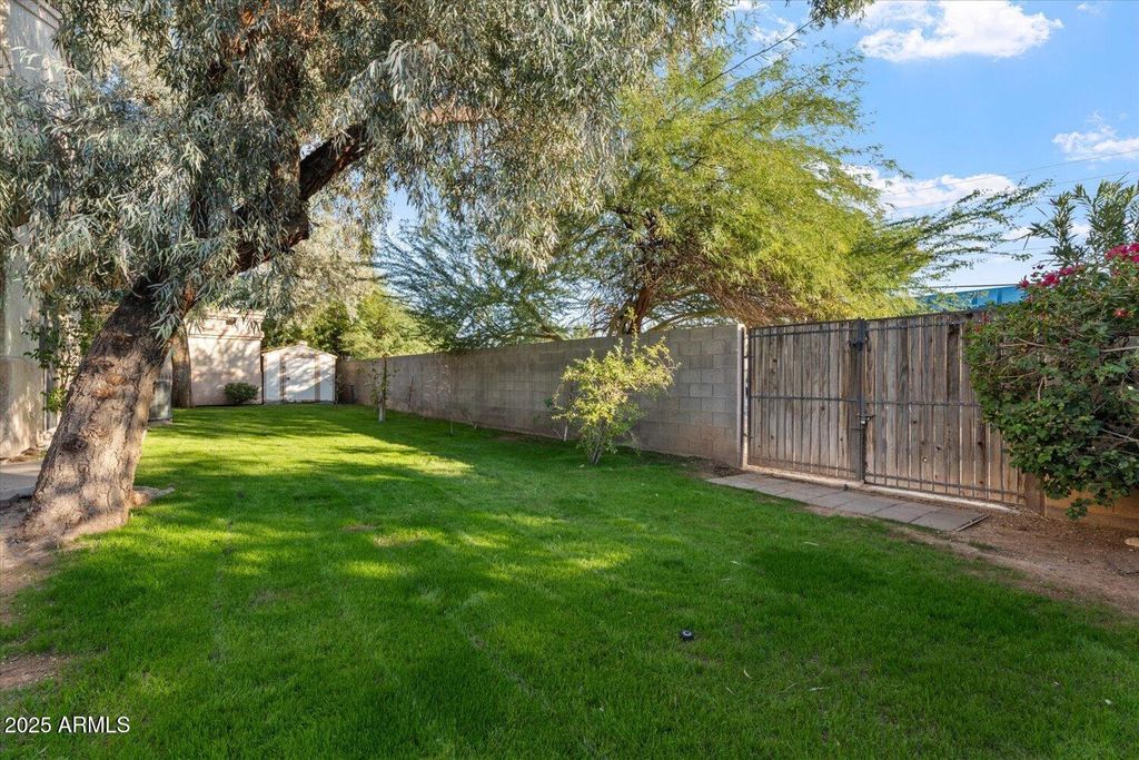 Image 23 of property listing at 6002 N 5TH Place, Phoenix, AZ 85012