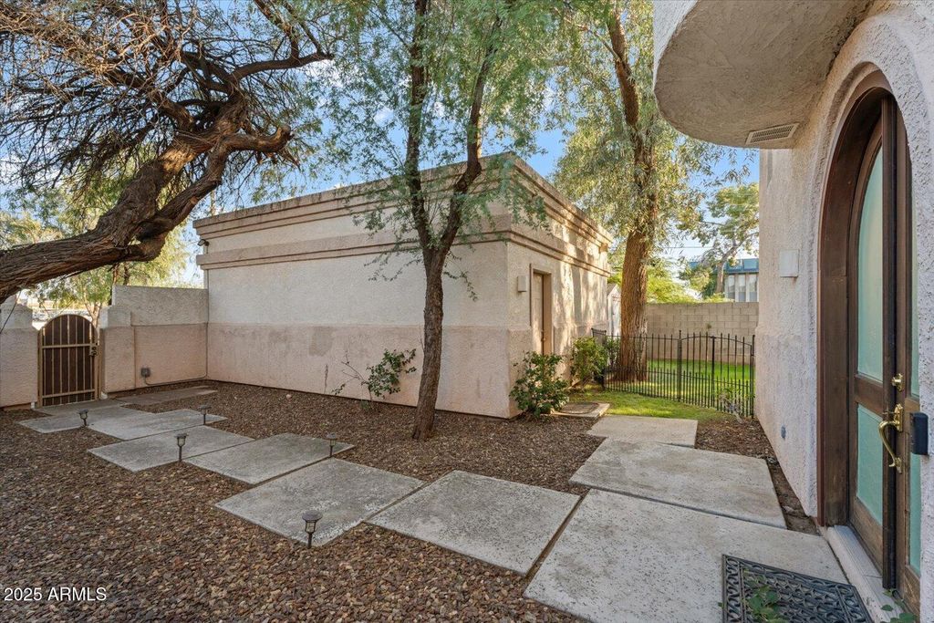 Image 3 of property listing at 6002 N 5TH Place, Phoenix, AZ 85012