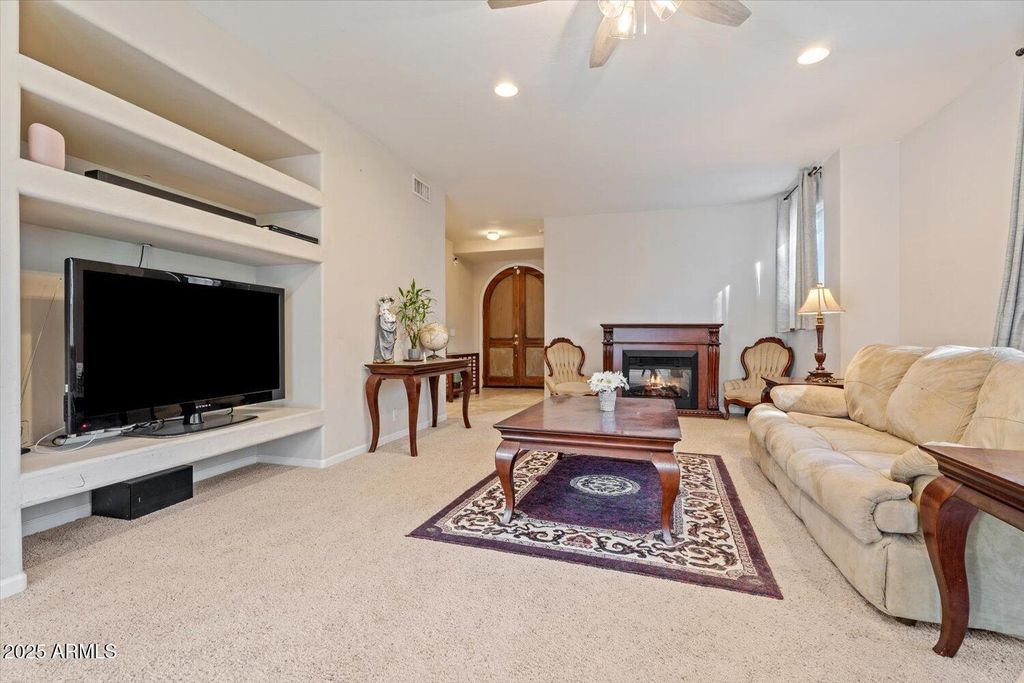 Image 6 of property listing at 6002 N 5TH Place, Phoenix, AZ 85012