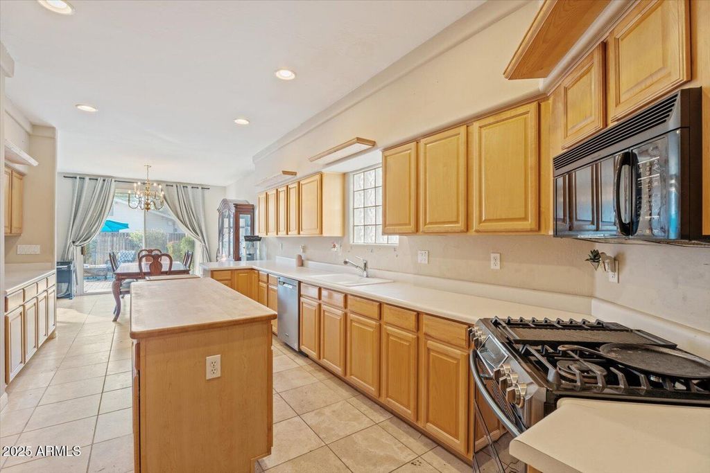 Image 9 of property listing at 6002 N 5TH Place, Phoenix, AZ 85012