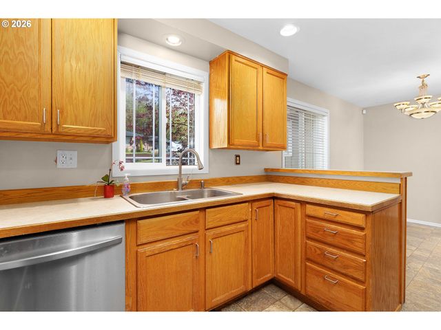 757 Ne CLOVER Ave, Roseburg, OR 97470