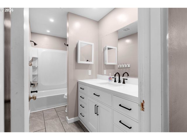 757 Ne CLOVER Ave, Roseburg, OR 97470