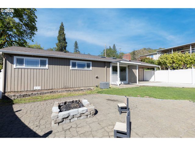 757 Ne CLOVER Ave, Roseburg, OR 97470