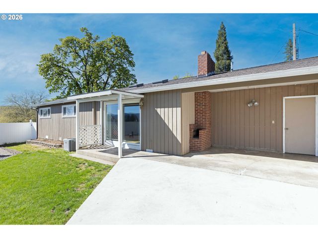 757 Ne CLOVER Ave, Roseburg, OR 97470
