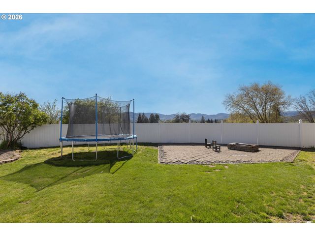 757 Ne CLOVER Ave, Roseburg, OR 97470