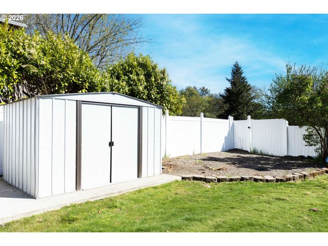 757 Ne CLOVER Ave, Roseburg, OR 97470