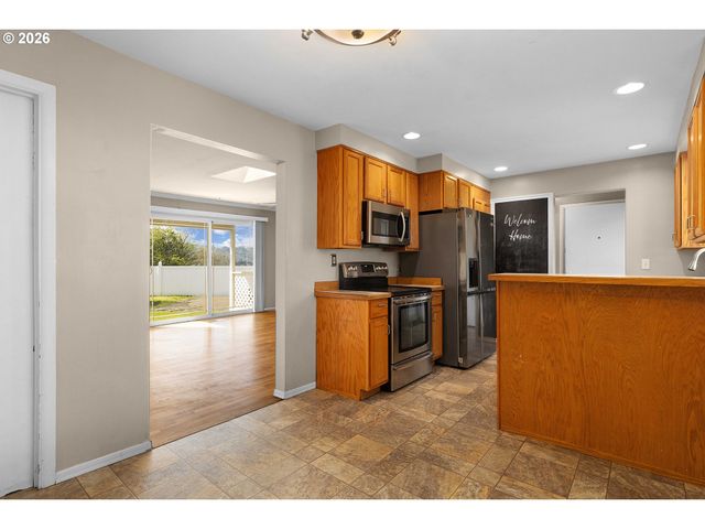 757 Ne CLOVER Ave, Roseburg, OR 97470