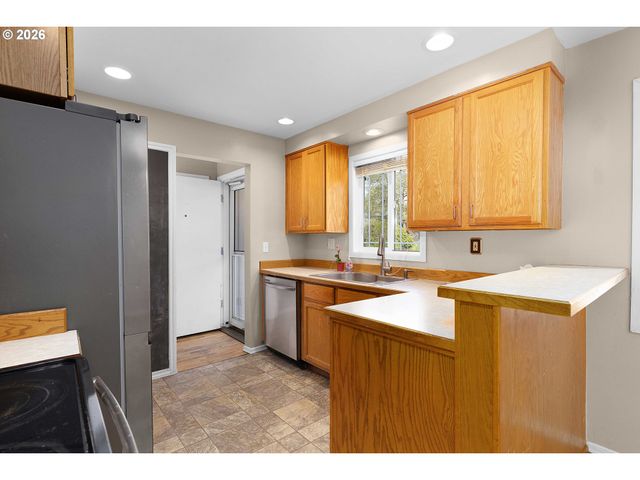 757 Ne CLOVER Ave, Roseburg, OR 97470