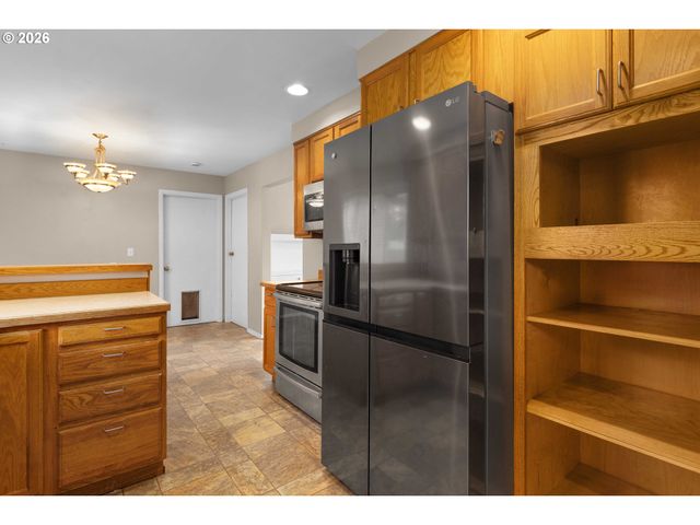 757 Ne CLOVER Ave, Roseburg, OR 97470