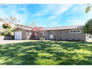 757 Ne CLOVER Ave, Roseburg, OR 97470