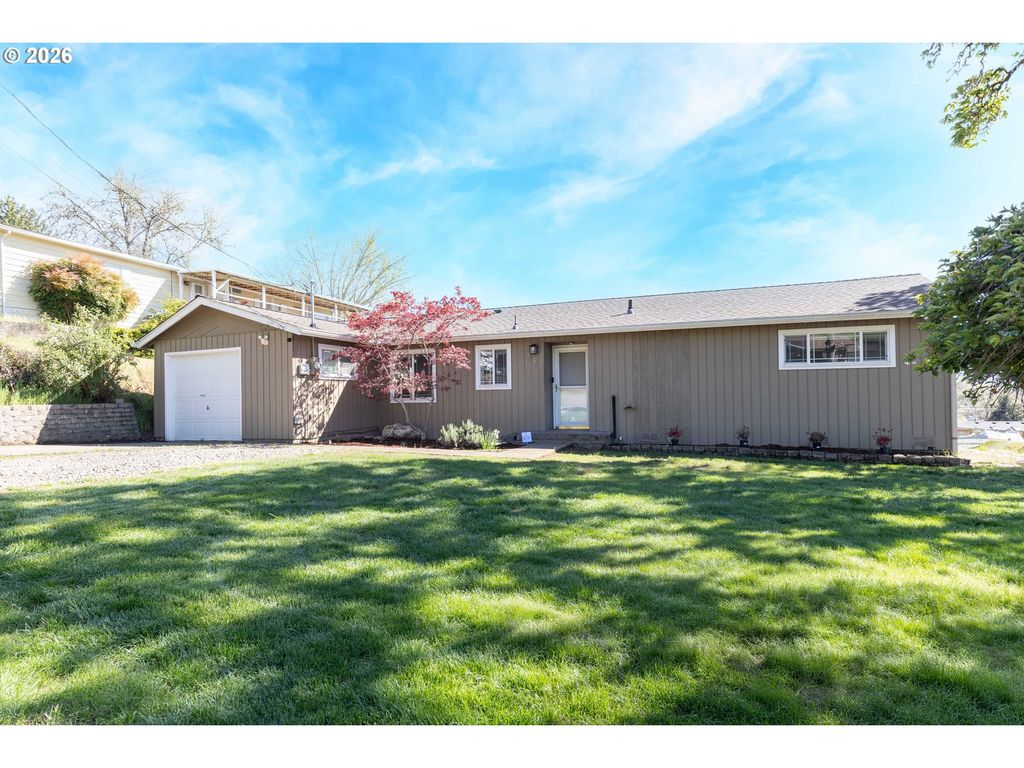 757 Ne CLOVER Ave, Roseburg, OR 97470