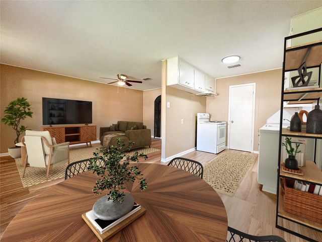 105 Heatonville Drive 5, Huntsville, TX 77320