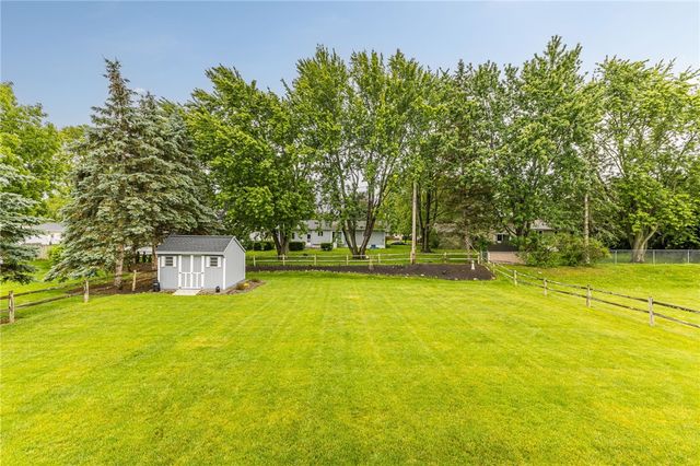 17 Sungrove Lane, Gates, NY 14624