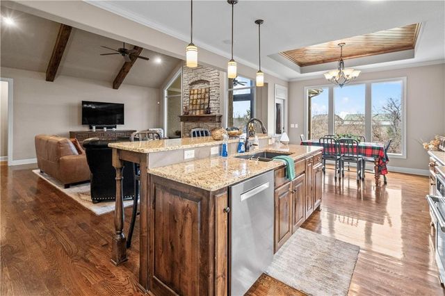 9425 Pinnacle Street, Lenexa, KS 66220