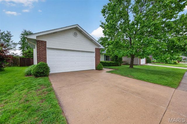 10 Barrington Drive, St Peters, MO 63376