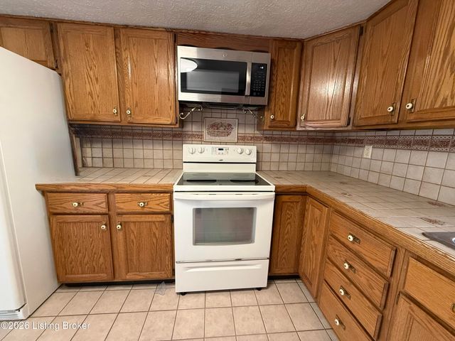 8201 Damascus Rd, Louisville, KY 40228