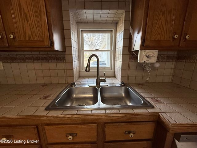 8201 Damascus Rd, Louisville, KY 40228