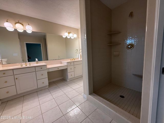 8201 Damascus Rd, Louisville, KY 40228