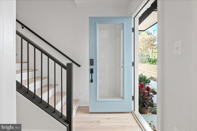 911 N IRVING ST, Arlington, VA 22201