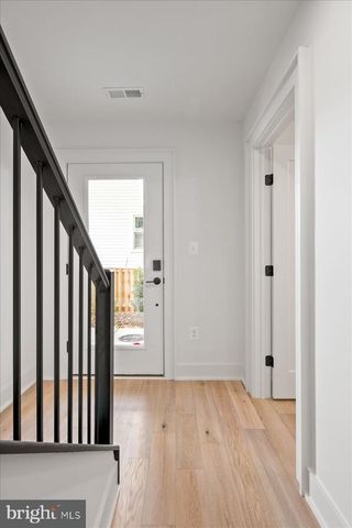 911 N IRVING ST, Arlington, VA 22201