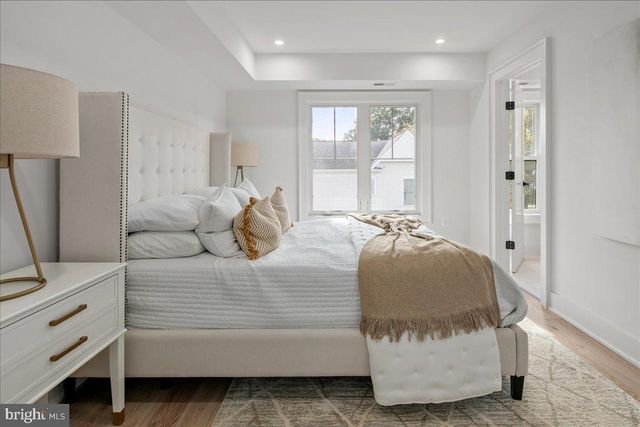 911 N IRVING ST, Arlington, VA 22201