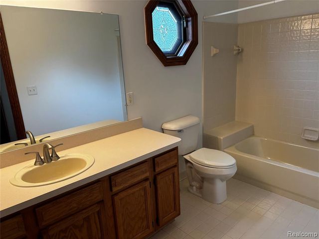 2161 Crystal Drive 8, Rochester Hills, MI 48309