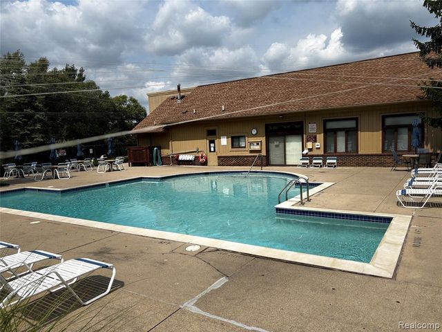 2161 Crystal Drive 8, Rochester Hills, MI 48309