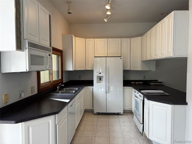 2161 Crystal Drive 8, Rochester Hills, MI 48309