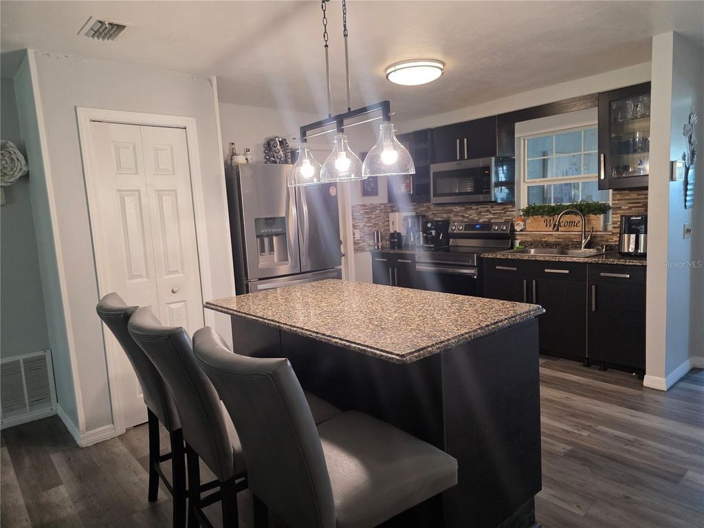 Image 3 of property listing at 5662 MARVELL AVENUE, Orlando, FL 32839