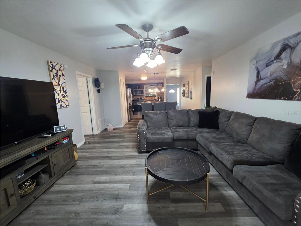 Image 5 of property listing at 5662 MARVELL AVENUE, Orlando, FL 32839