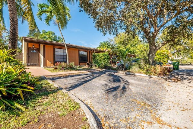 2350 Pecan Ct, Pembroke Pines, FL 33026