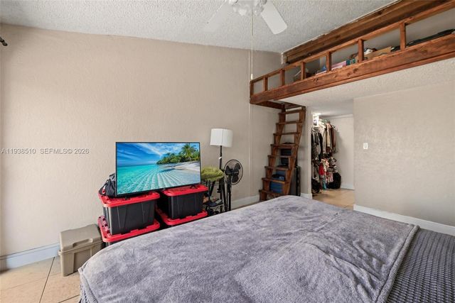 2350 Pecan Ct, Pembroke Pines, FL 33026