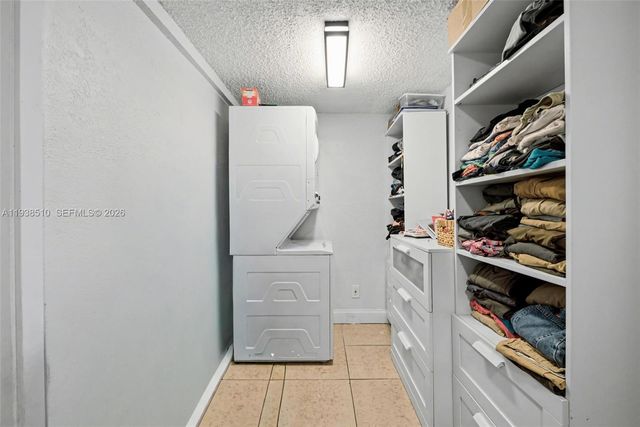 2350 Pecan Ct, Pembroke Pines, FL 33026