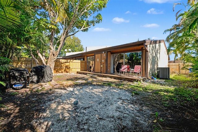 2350 Pecan Ct, Pembroke Pines, FL 33026