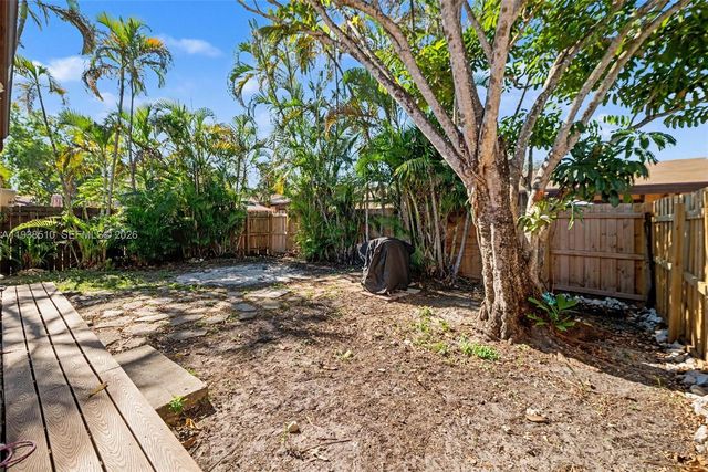 2350 Pecan Ct, Pembroke Pines, FL 33026