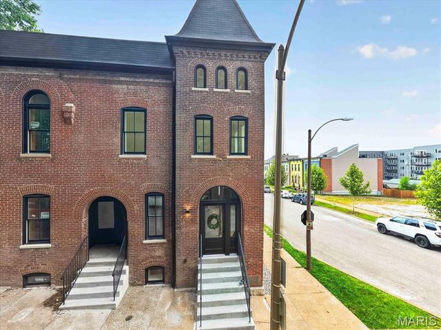 1201 Mackay Place, St Louis, MO 63104